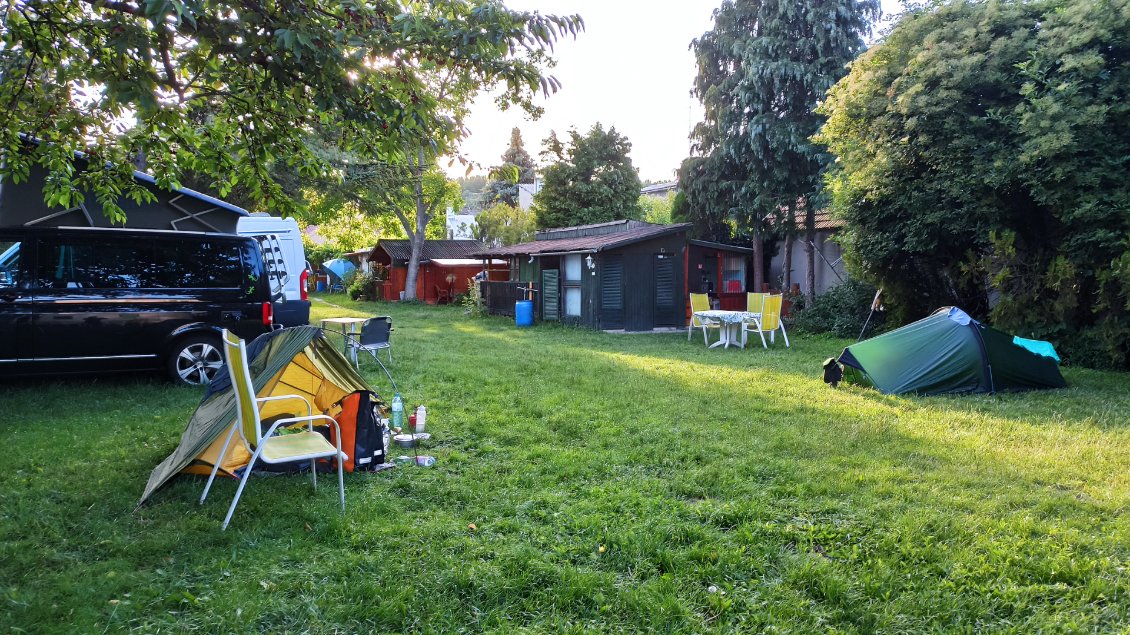 J25. Après Vienne et Bratislava, ma petite tente reprend du service dans ce petit camping aménagé dans le jardin d'une maison.