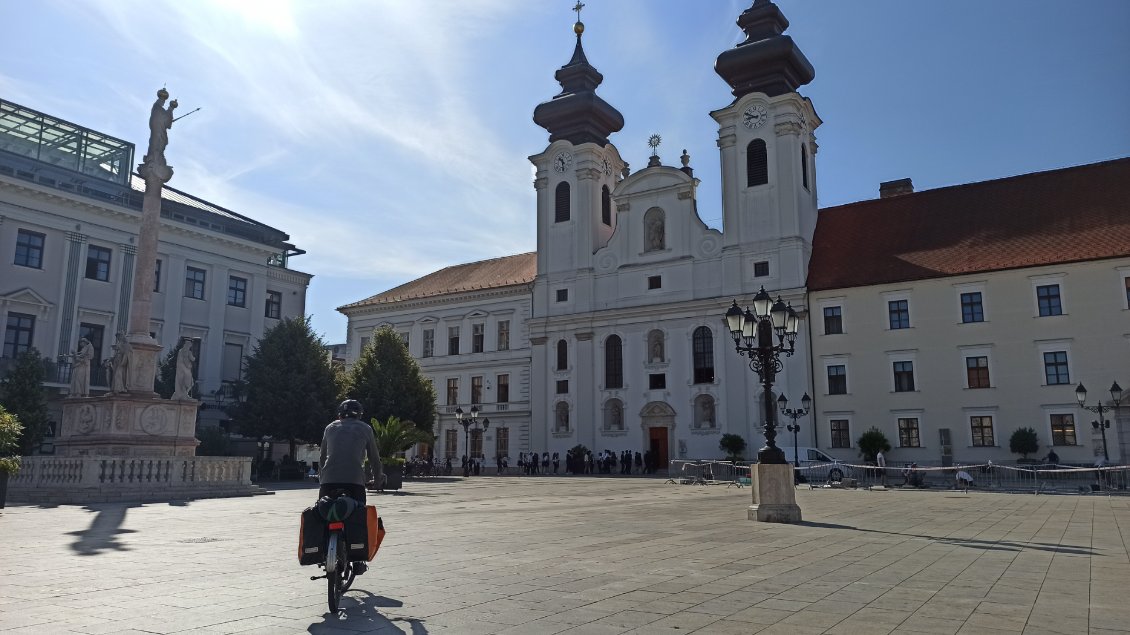 J26. Györ est une jolie ville, avec un centre historique piétonnier dont voici la place principale avec son église.