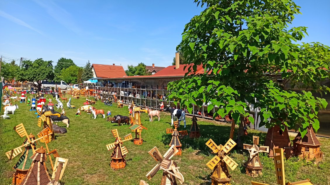 J26. Un magasin de décoration de jardin bien achalandé.