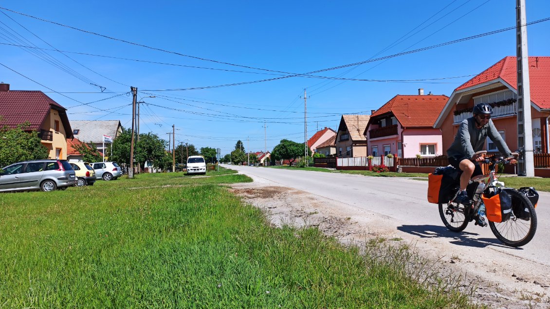 J26. Une ville comme tant d'autres traversées en Hongrie, où les réseaux électrique ne sont pas enfouis.