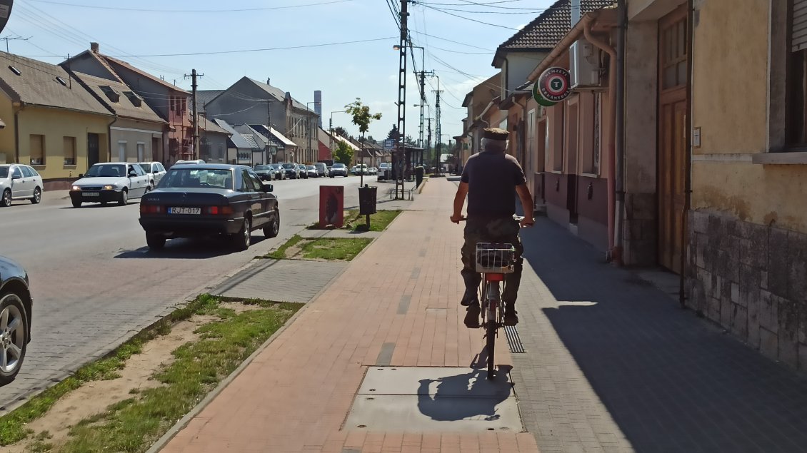 J27. Dans les petites villes hongroises, les vélos ne sont pas rares. Ils sont souvent utilisés pour les courses.