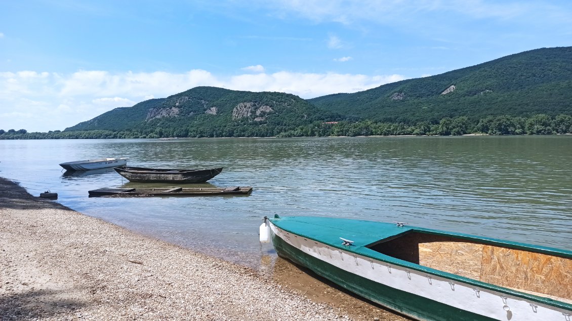 J27. Après des centaines de kilomètres de plat, des reliefs commencent à émerger à l'amorce du coude du Danube. C'est à une cinquantaine de kilomètres en amont de Budapest.