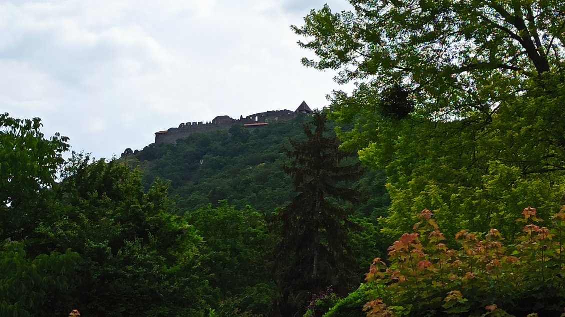 J28. Le château de Visegrad, forteresse, résidence des rois de Hongrie. Je sais la photo à contre-jour est pourrie, mais je la publie pour son côté historique.