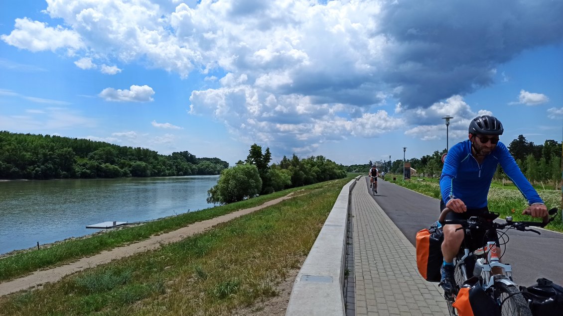 J28. Après des kilomètres sur route, à l'approche de Budapest la véloroute refait son apparition avec un aménagement grand luxe, semblable à celui des pays précédemment traversés.