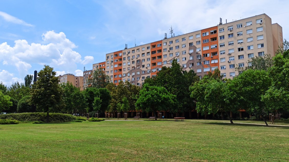 J28. Immeubles à l'entrée de Budapest en rive droite.