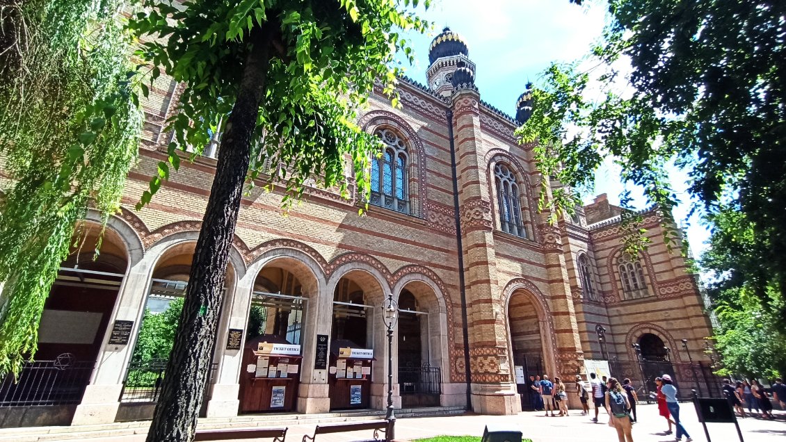 J29. La synagogue de Budapest date du XIXe siècle. Elle est la plus grande d'Europe dans un style tout à fait original, mélangeant des architectures byzantine, arabe, et classique.