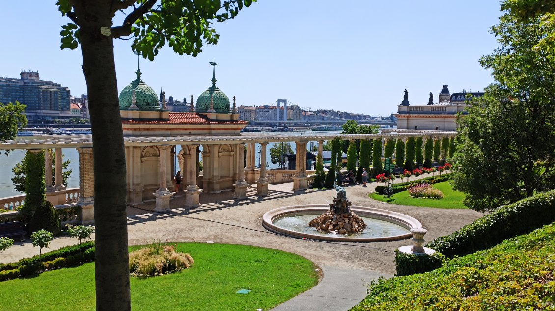 J30. En pleine ascension du château royal de Budapest, en rive gauche à Buda (la ville est séparée en deux par le Danube).