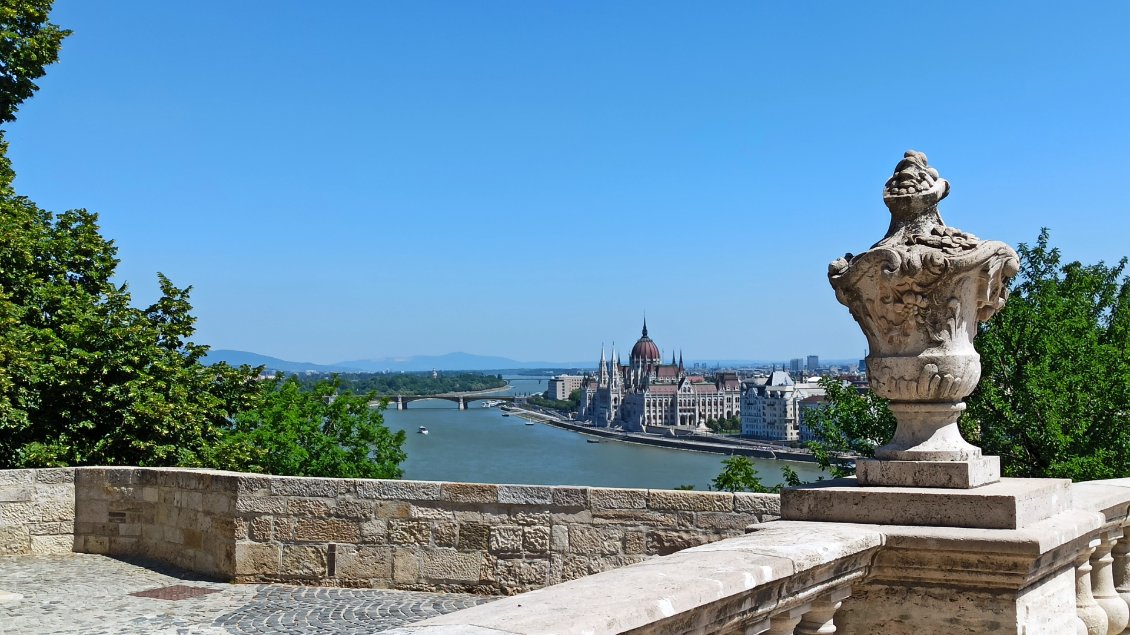 J30. Et sur les hauteurs de Buda, on voit Pest. Le gros bâtiment c'est le Parlement où loge le Président et toute la clique.