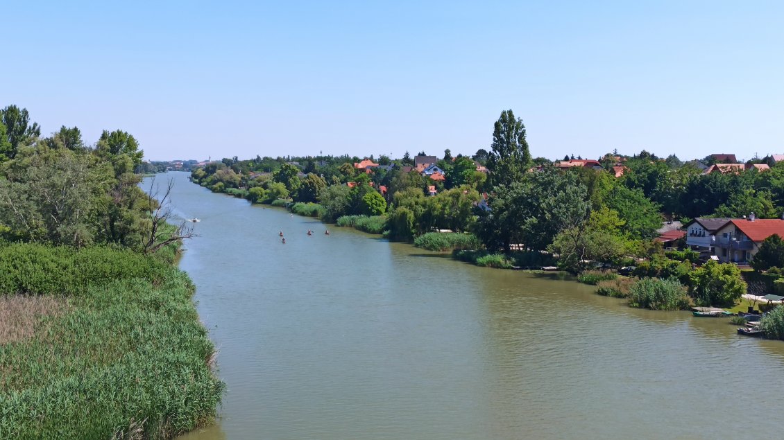 J31. Depuis la sortie de Budapest je longe une branche du Danube.