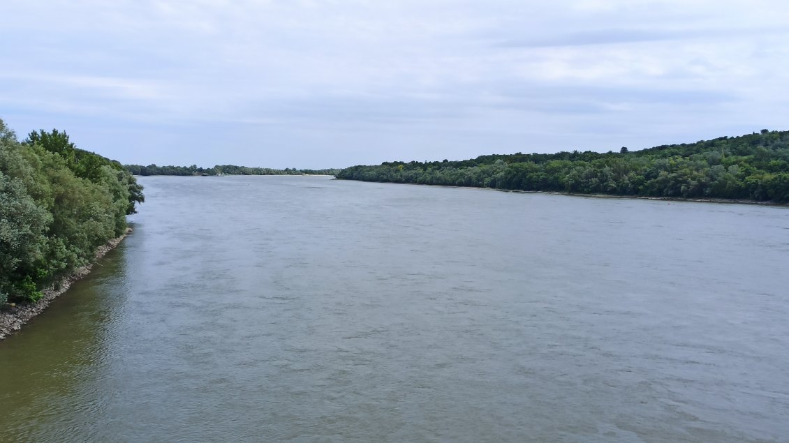 J32. Le Danube s'est encore élargi, et ça tombe bien car je suis sur le chemin pour rejoindre un club de kayak...