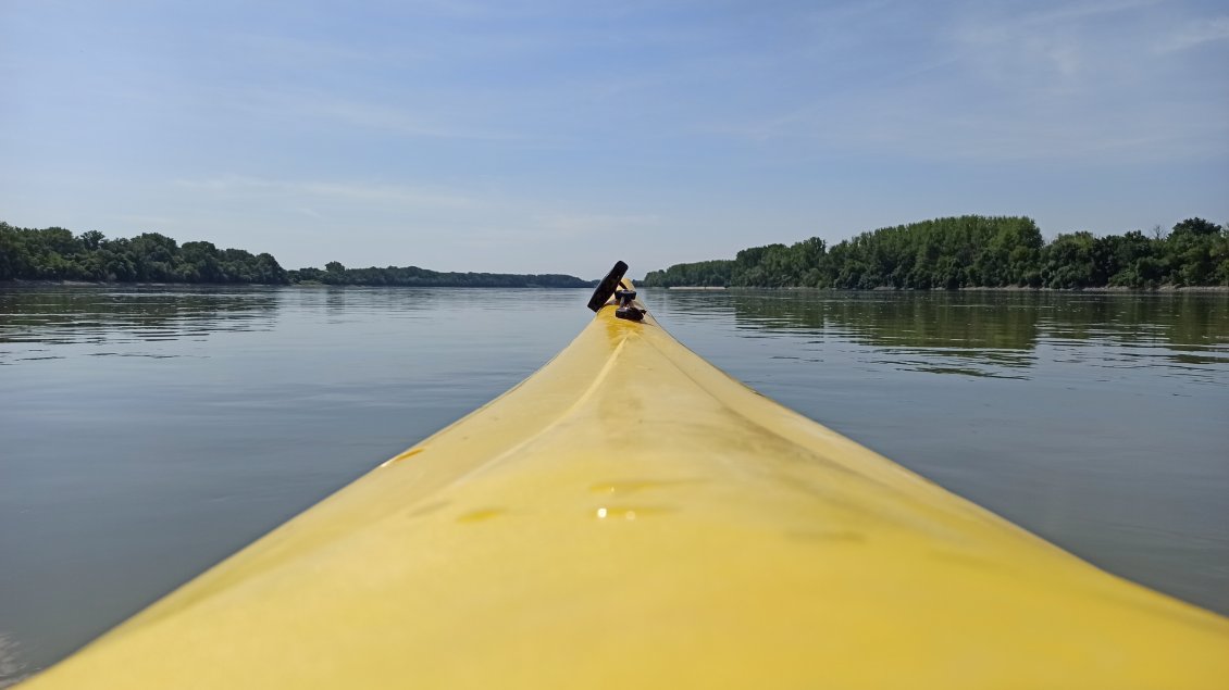 J33. Sur l'eau le point de vue est totalement différent, d'autant que depuis Budapest le Danube a retrouvé un aspect plus sauvage.