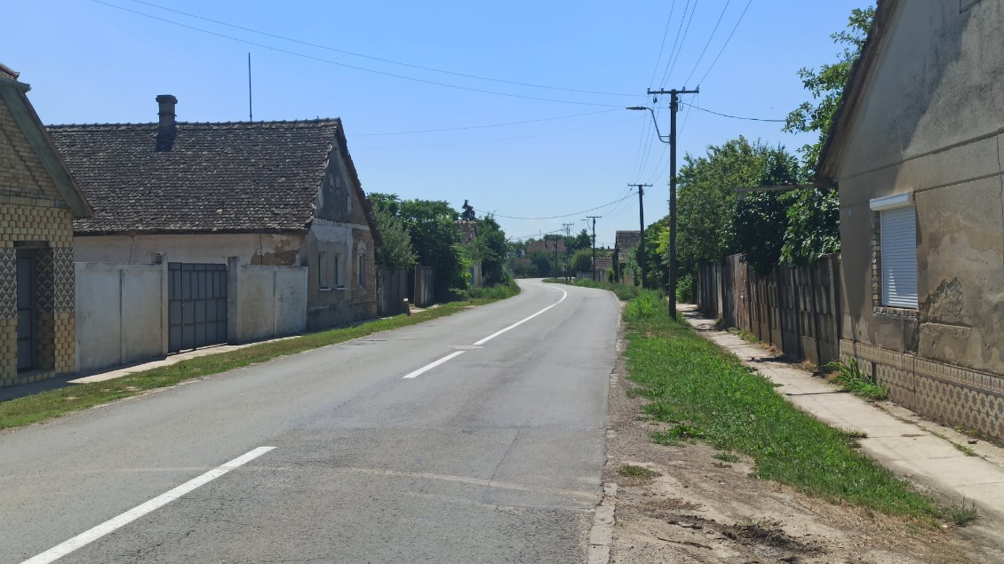 J35. Je traverse beaucoup de communes rurales ressemblante à celle-ci depuis la rue principale.