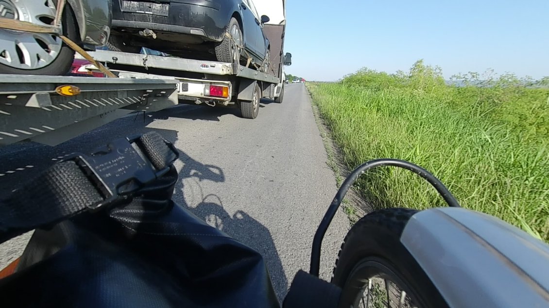 J35. En Serbie il vaut mieux être plutôt à l'aise à vélo avec la circulation car ça roule vite, même très vite, avec des dépassements à 3 de front comme ici : voiture, camion, Pégase.