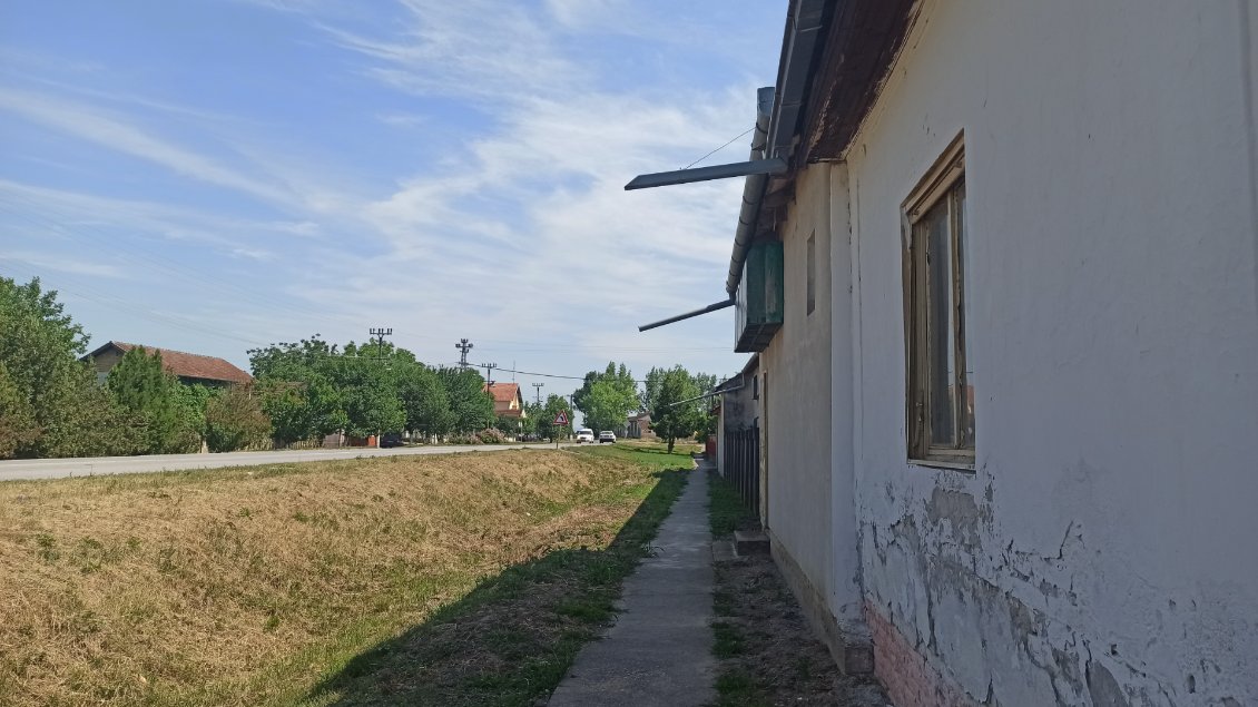 J35. De nombreuses maisons sont équipées de ce système de gouttière déportée au-dessus du trottoir.