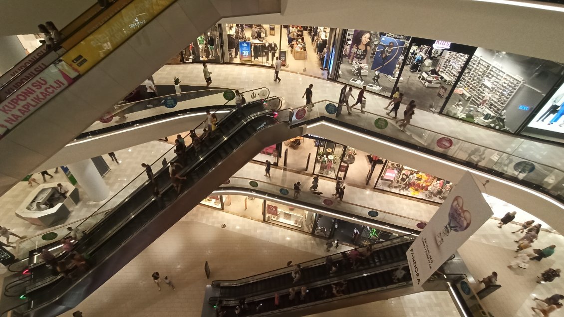 J35. Arrivée tardive à Novi Sad. Un centre commercial qui bat son plein à 21h30. Le contraste avec la ruralité de cette même journée est saisissant.