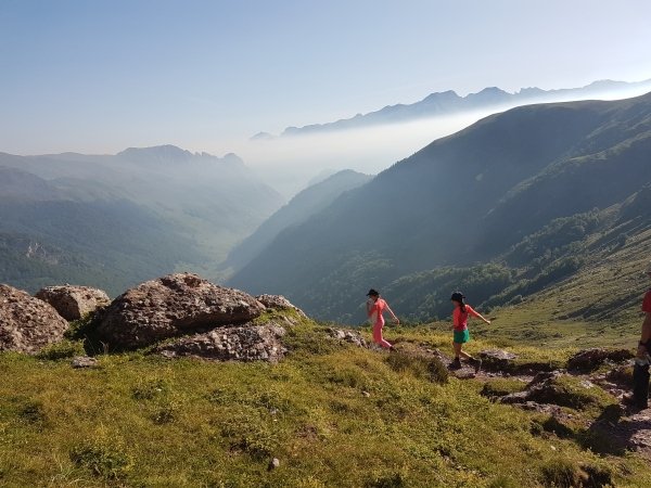 La vallée est dans la brume