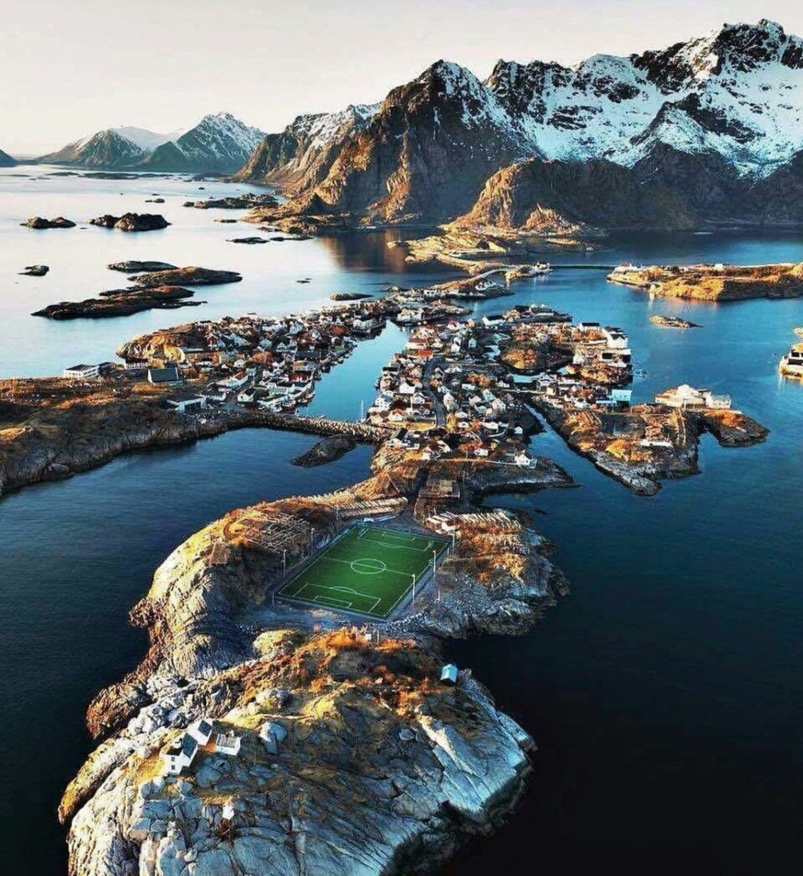 Terrain de foot de Henningsvær (photo Internet)