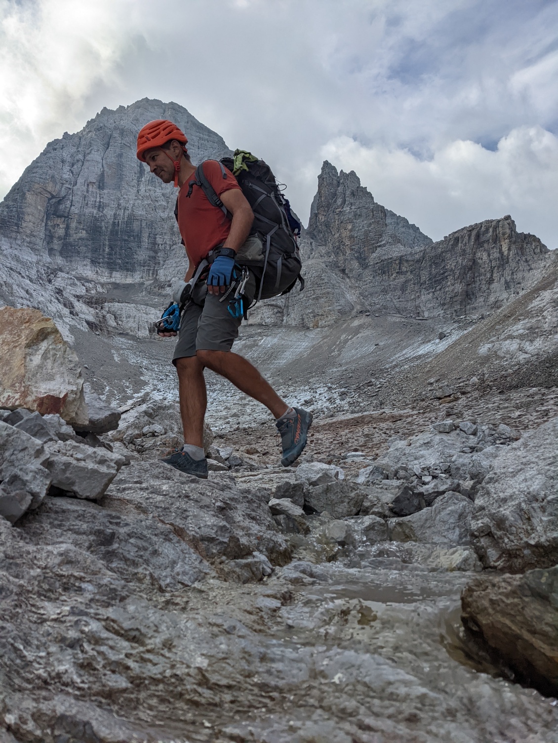 On peut récupérer de l'eau aux abords des glaciers. On croise quelques sources, mais dans l'ensemble les Dolomites sont assez avares en eau.