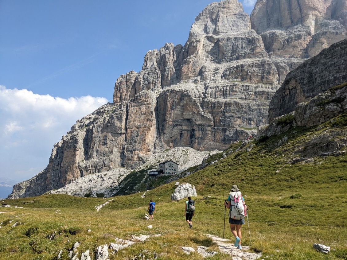 Arrivée au refuge de Brentei. A nous les bons gâteaux avant la descente dans la vallée...