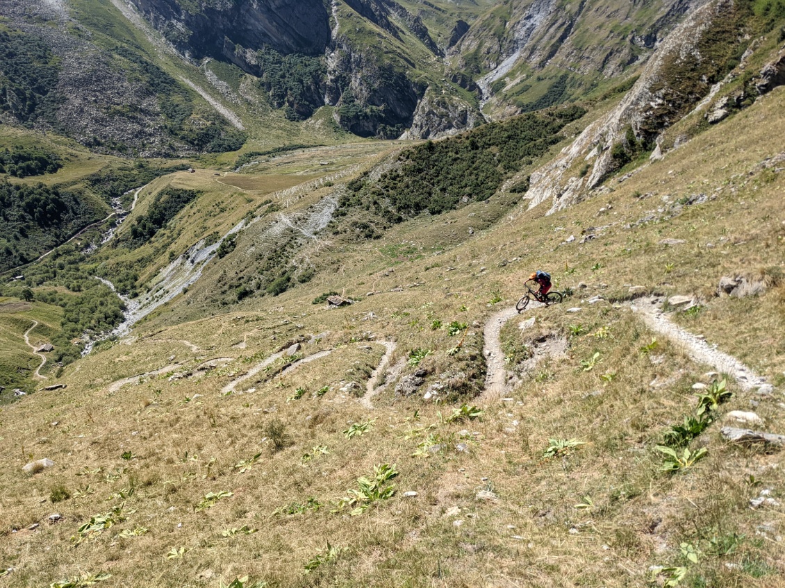 Il est pas mimi ce petit single tout enroulé comme un brin d'ADN ? La descente du pas de Mongoia est très sympa dans l'ensemble.