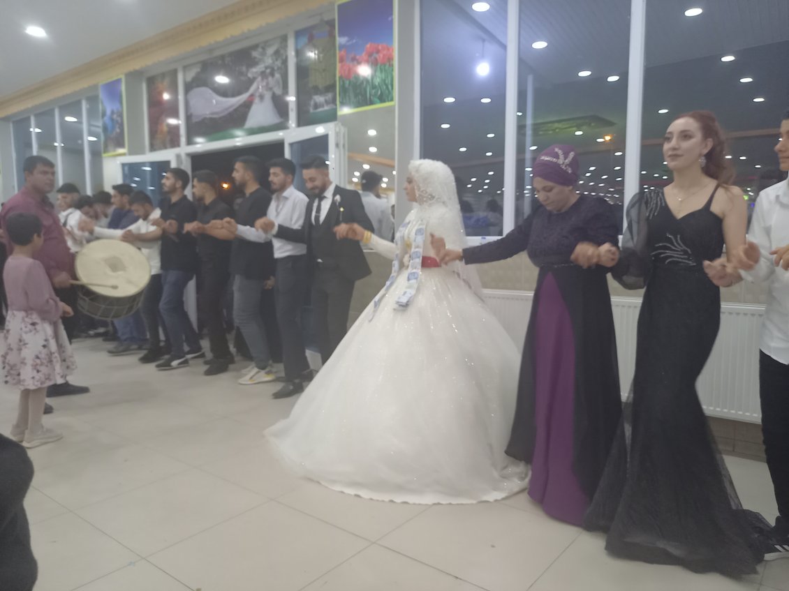 Nos jeunes marıés lors d'une longue danse en chaıne