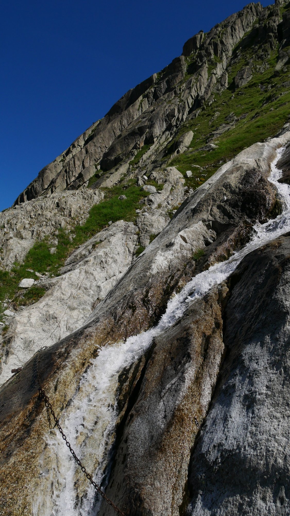 passage en traversée d'un ruisseau, la chaine est la bienvenue !