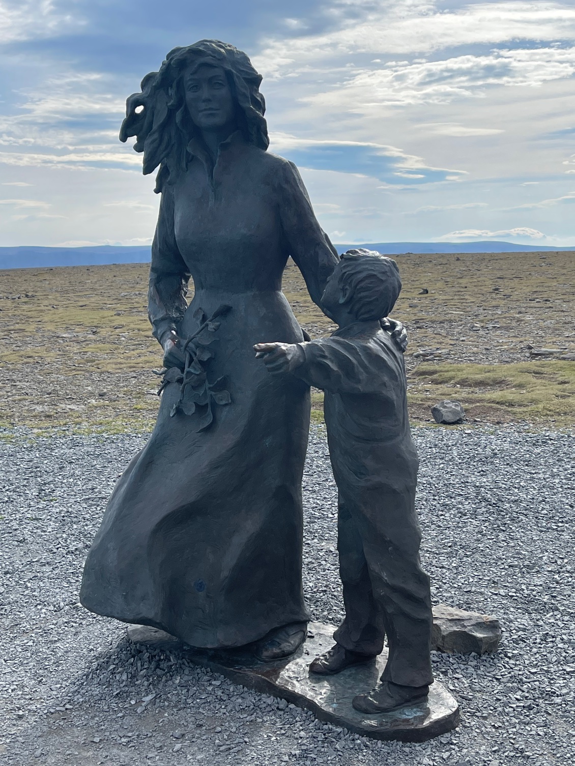 Au Cap Nord. Sculpture Mère et l’Enfant conçue par l’artiste Eva Rybakken. 1989