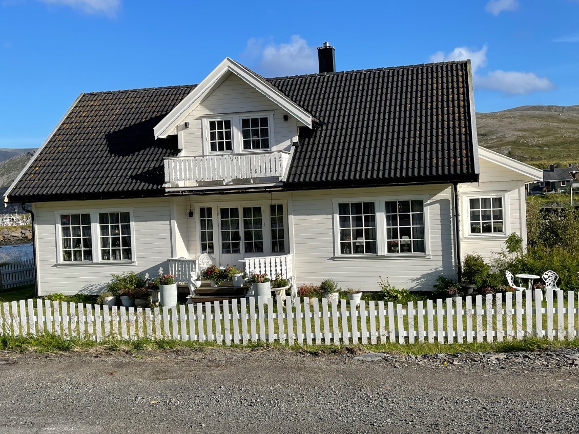 Jolie maison en bois à Skarsvåg