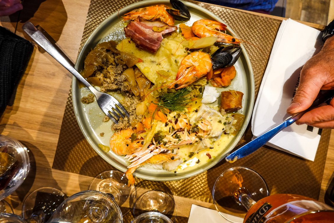 Adaptation du plat traditionnel du nord Finistère, le Kig ha farz ( littéralement en breton « viande et far ») pour un Pesked ha farz (poisson et fruits de mer). 
Accompagné d’un médoc tannique, l’ambroisie se marie au nectar. L’onction divine est donnée. Nous raclons le fond de notre assiette. Pas un bout de far n’a survécu, il est temps d’aller se coucher.