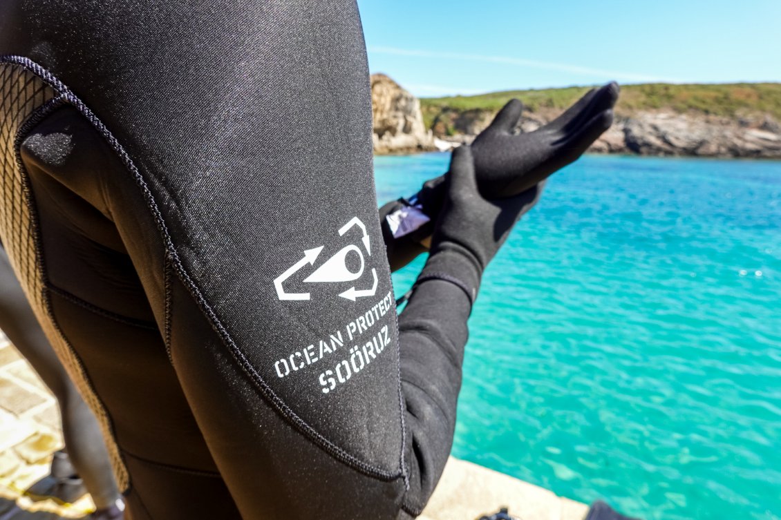 Rituel de l'habillement et du réglage de chaque détail de l'équipement avant plusieurs heures de nage. (source : Watch The Sea)