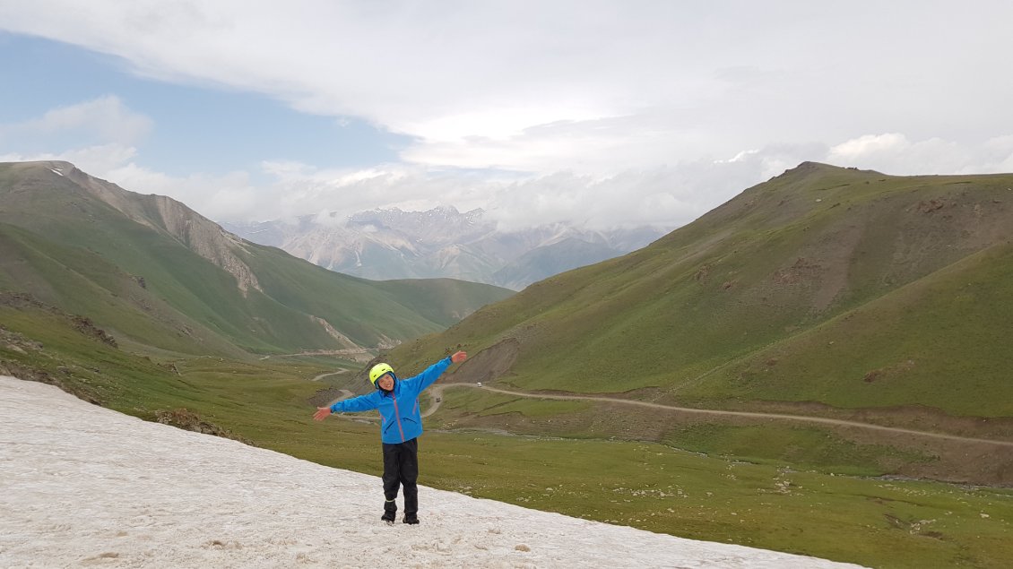 Au sommet du col de Kalmak Ashu