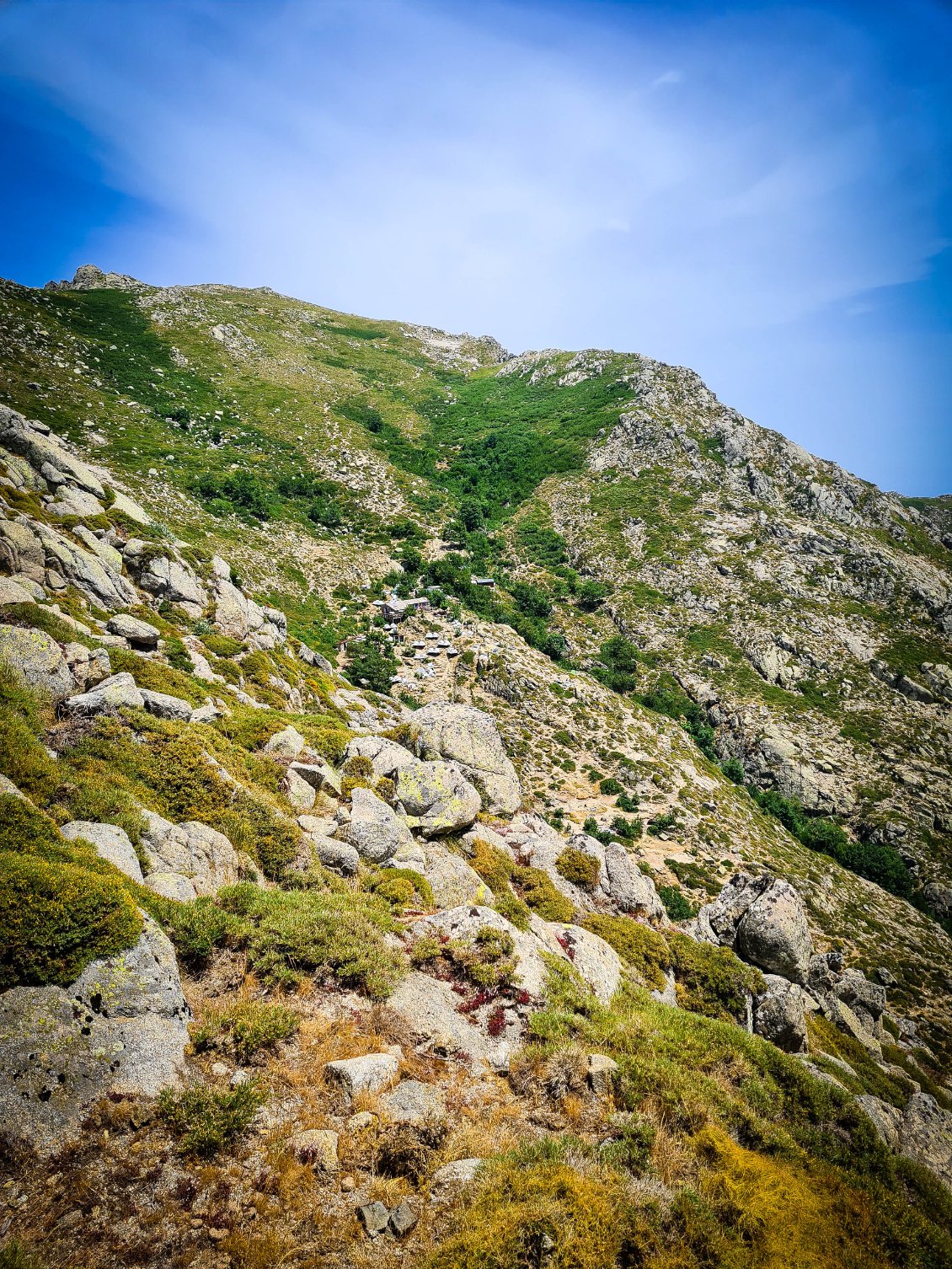 Le refuge au loin.