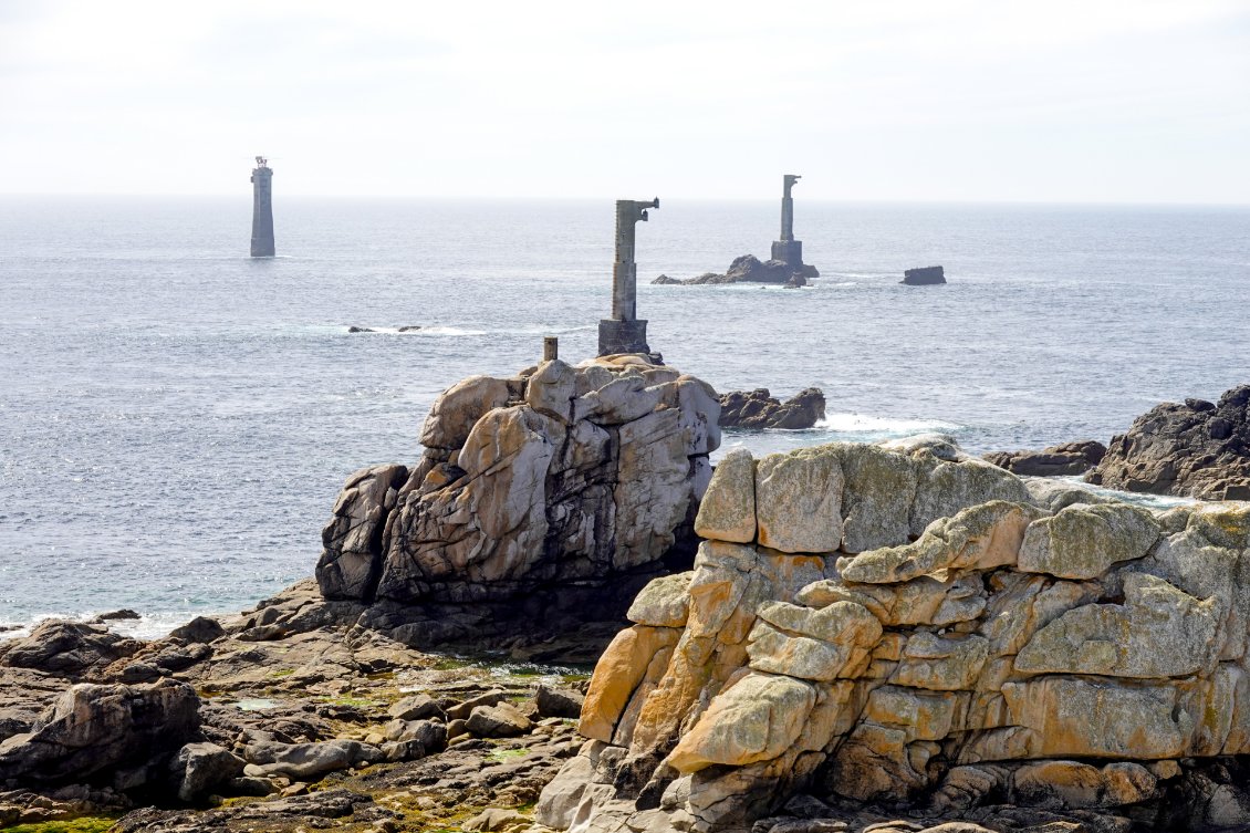 Le phare de Nividic sur la gauche de l'image.