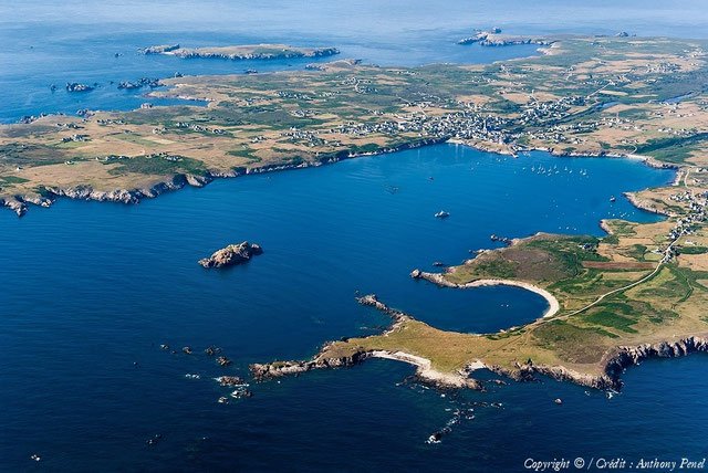 Rocher de Yourch Korz au milieu de la baie
(source : cnkornog-ouessant.jimdofree.com)