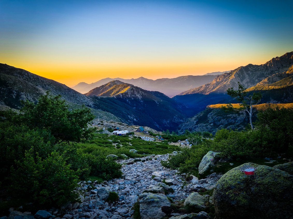 En bas, le refuge de Petra Piana