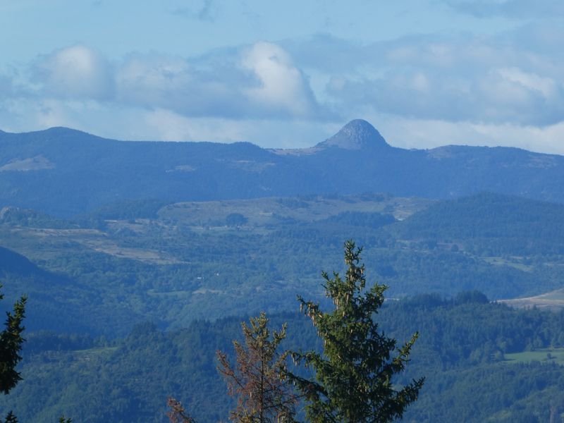 Au loin, le Mont Gerbier de Jonc (Sources de la Loire)