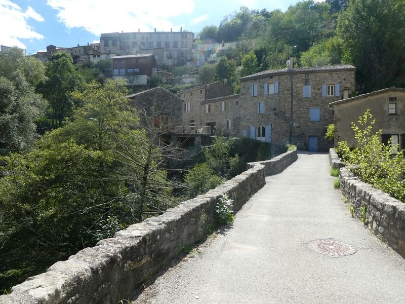 Vieux pont à l'entrée de Privas