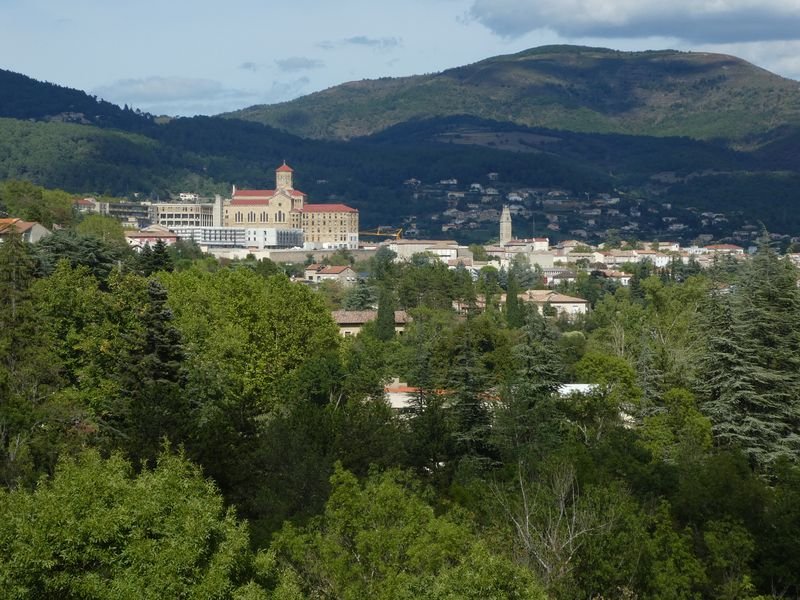 En s'éloignant de Privas avec vue sur le Col du Moulin à Vent en haut à gauche