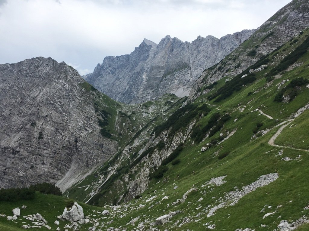 Du Lamsenjoch, le sentier vers le refuge.