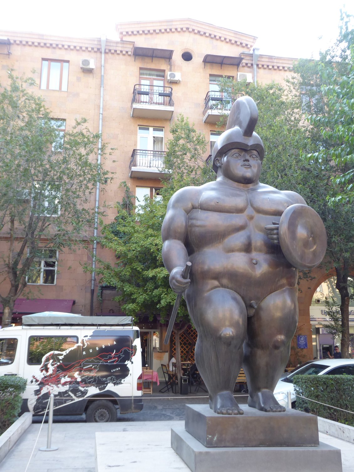 Exposition (ici, guerrier romain, de Botero) au pied de "la Cascade" : escaliers monumentaux, véritable exposition en plein air.