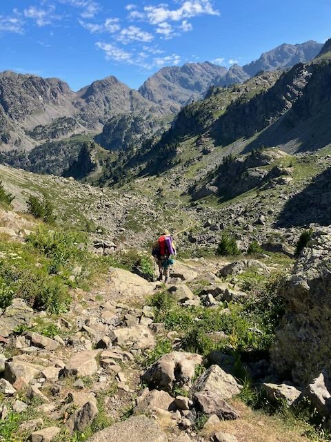 Cet homme charmant me cède courtoisement le passage dans la descente...