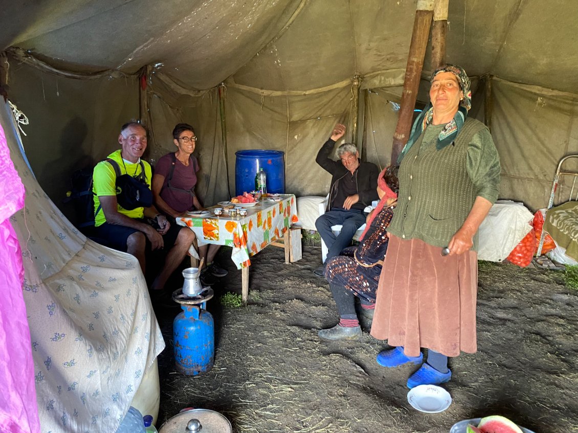 Petit café avec une famille yézidie.