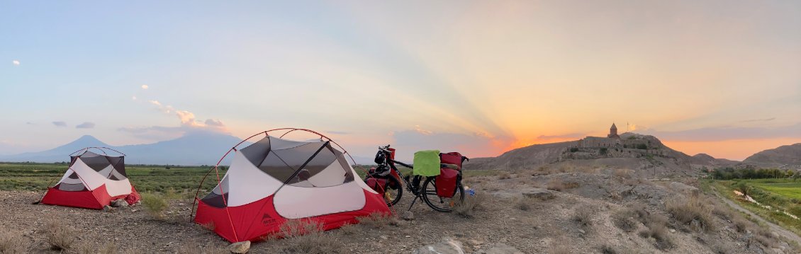 Bivouac de rêve, et rien que pour nous, l'Ararat et le monastère de Khor Virap