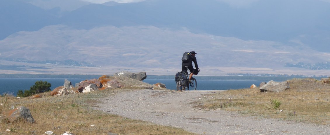 Le lac. Les montagnes. La piste. et les cyclos....