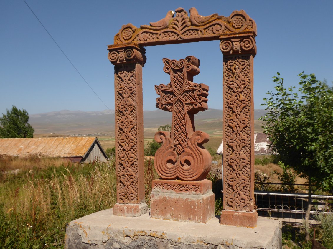 Au détour du chemin, un joli khatchkar.