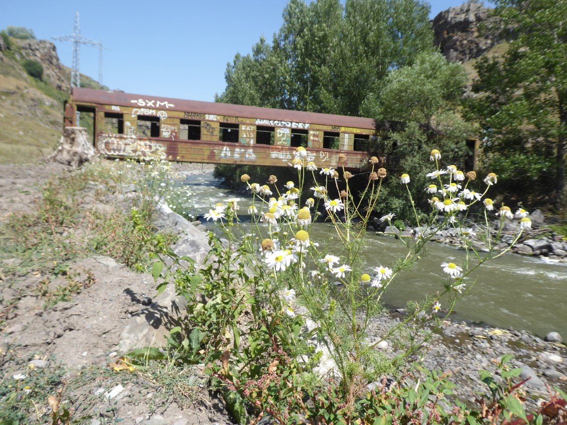 Curieux pont-passerelle sur la rivière Paravani, après Akhalkalaki