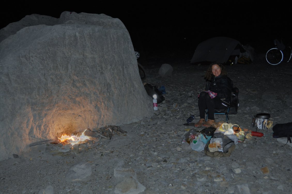 Petit feu de camp bienvenu, sous le niveau du lac