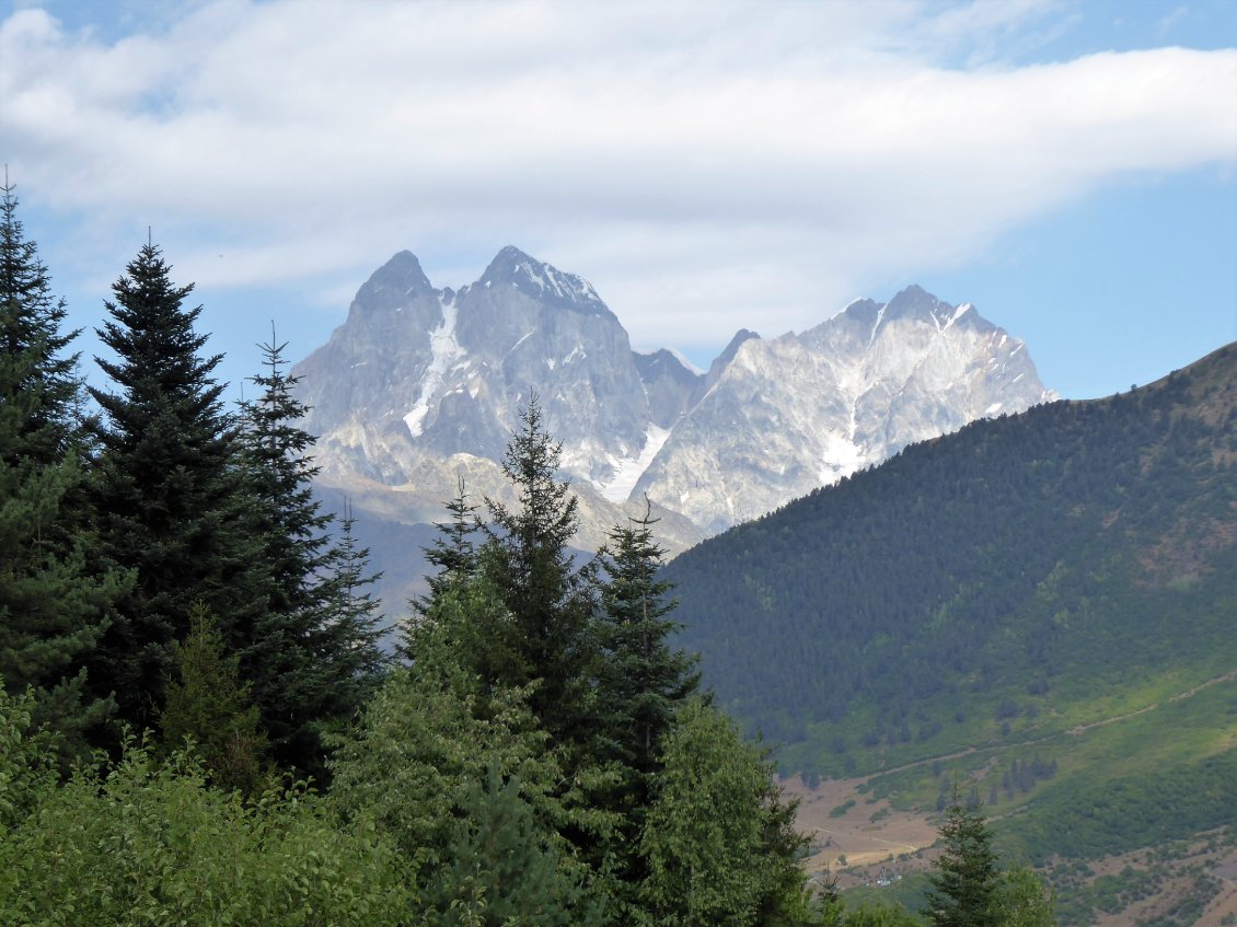 Une belle vue sur le Mont Ushba (4710m.)