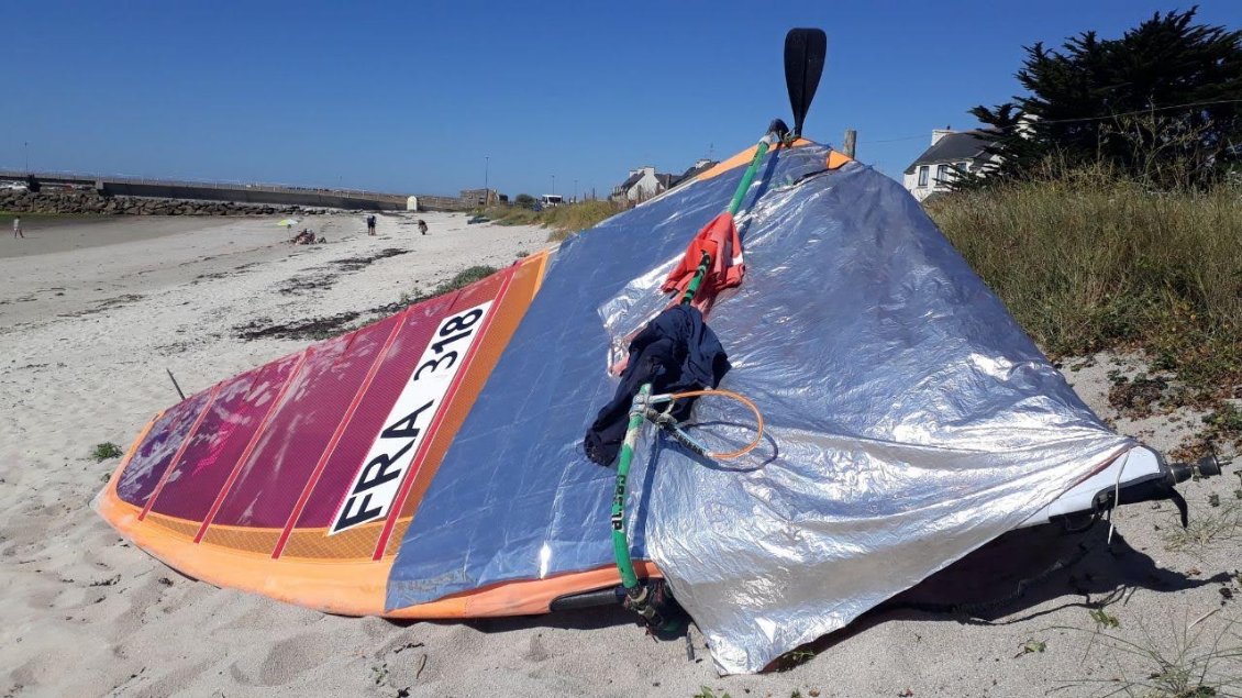 Bouclier solaire pour se protéger du rayonnement, et recherche de fraîcheur en creusant un peu dans le sable