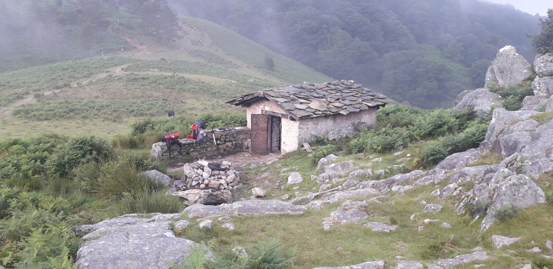 26 juillet 2021 : départ pour le 2e jour, après une première nuit dans une sympathique cabane (Arrano Xola), au pied de la Rhune